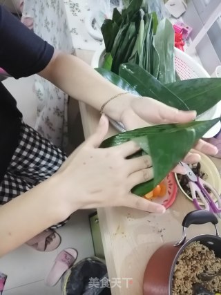 五香肉粽的做法步骤：7
