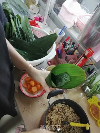 五香肉粽的做法步骤：8
