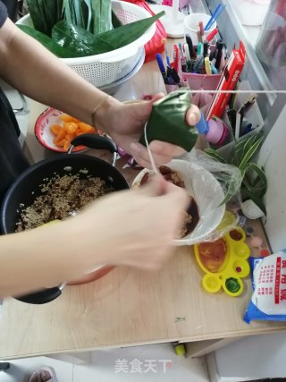 五香肉粽的做法步骤：13