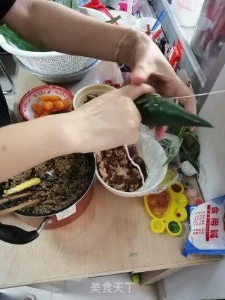 五香肉粽的做法步骤：15