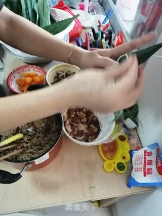 五香肉粽的做法步骤：16