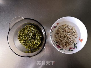 薏米绿豆汤的做法步骤：1