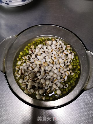 薏米绿豆汤的做法步骤：2