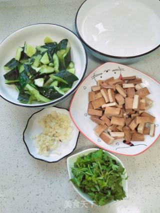卤香干拌黄瓜的做法步骤：3