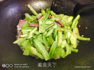 火腿炒苦瓜的做法步骤：4