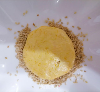 快手芝麻南瓜饼 软糯清甜南瓜豆沙饼的做法步骤：9