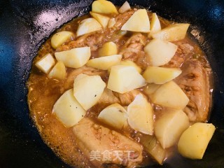 火麻仁浓香鸡翅烧土豆的做法步骤：6