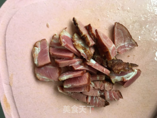 青椒面筋炒腊肉的做法步骤：1
