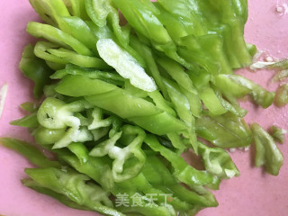 青椒面筋炒腊肉的做法步骤：3