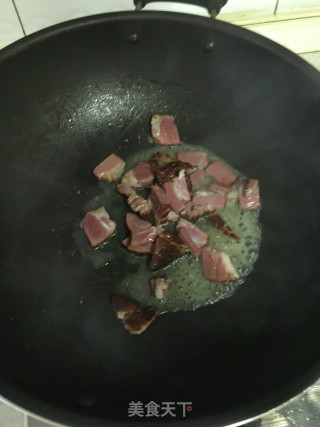 青椒面筋炒腊肉的做法步骤：5