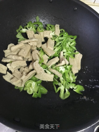 青椒面筋炒腊肉的做法步骤：6