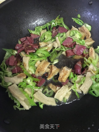 青椒面筋炒腊肉的做法步骤：8