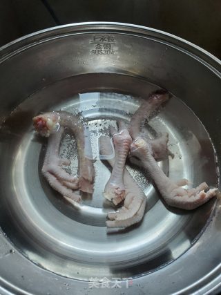 花生鸡脚胡萝卜汤的做法步骤：1
