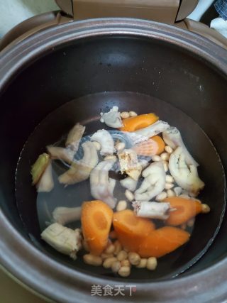 花生鸡脚胡萝卜汤的做法步骤：4