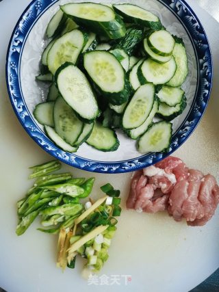 黄瓜肉丝的做法步骤：1