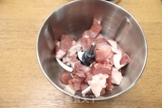 炸吐司肉丸的做法步骤：1