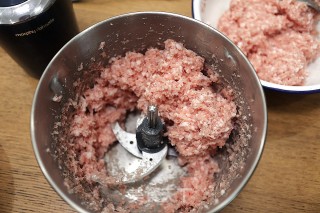 炸吐司肉丸的做法步骤：2