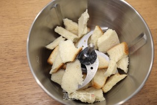 炸吐司肉丸的做法步骤：3