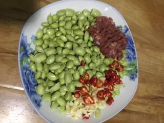 肉末毛豆的做法步骤：1