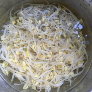 炝拌小豆芽的做法步骤：4