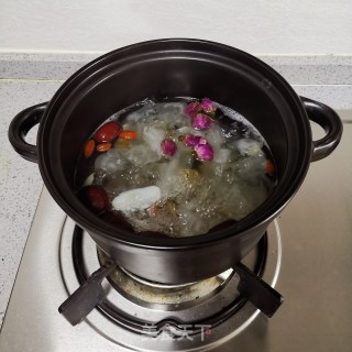 银耳百合莲子羹的做法步骤：3