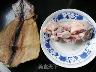 鱿鱼排骨汤的做法步骤：1