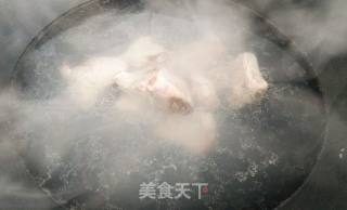 鱿鱼排骨汤的做法步骤：3