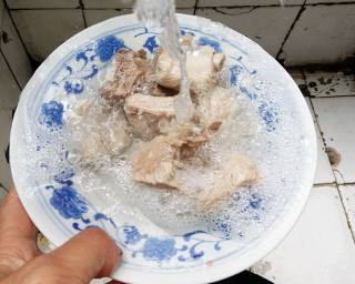 鱿鱼排骨汤的做法步骤：4
