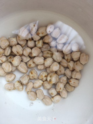 鲍鱼鹰嘴豆沙拉的做法步骤：2