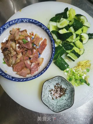 猪头肉拌黄瓜的做法步骤：1