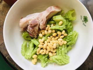 苦瓜黄豆骨头蒸汤的做法步骤：3