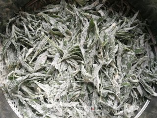 老干妈拌蒸扫帚苗的做法步骤：5