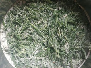 老干妈拌蒸扫帚苗的做法步骤：6