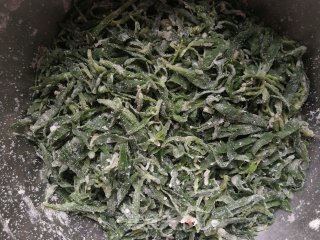 老干妈拌蒸扫帚苗的做法步骤：7