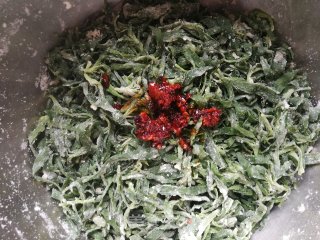 老干妈拌蒸扫帚苗的做法步骤：8