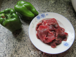 灯椒炒牛肉的做法步骤：1