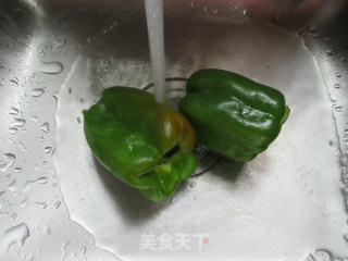 灯椒炒牛肉的做法步骤：2