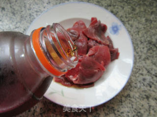 灯椒炒牛肉的做法步骤：4
