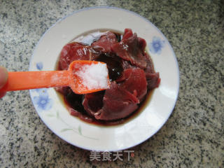 灯椒炒牛肉的做法步骤：7