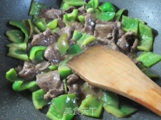 灯椒炒牛肉的做法步骤：11