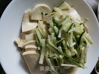 凉拌素鸡的做法步骤：4
