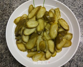 酸黄瓜炒红肠的做法步骤：1