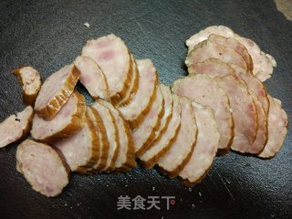 酸黄瓜炒红肠的做法步骤：2