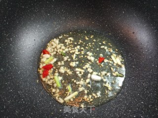 酸黄瓜炒红肠的做法步骤：4