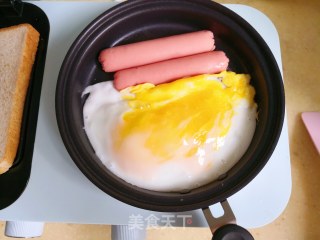 香肠三明治的做法步骤：1