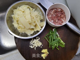 鲜笋炒肉丝的做法步骤：1
