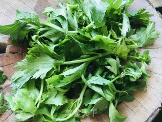 蒸芹菜叶的做法步骤：1