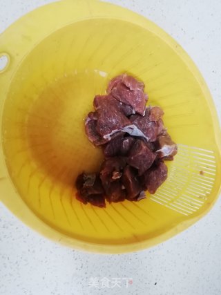 土豆烧牛腩的做法步骤：1