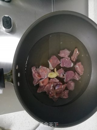 土豆烧牛腩的做法步骤：2