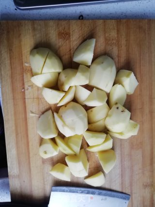 土豆烧牛腩的做法步骤：3